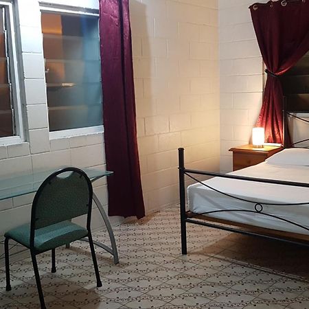 Asylum Cairns Share House Vandrarhem Exteriör bild